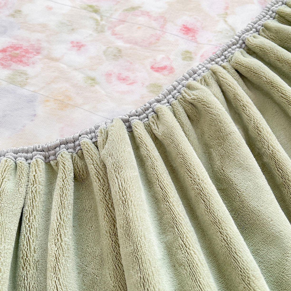 91家纺网 家纺一手货源 找家纺 喜居 2025新款法式兔毛绒双层花边床裙款床笠 秘密花园