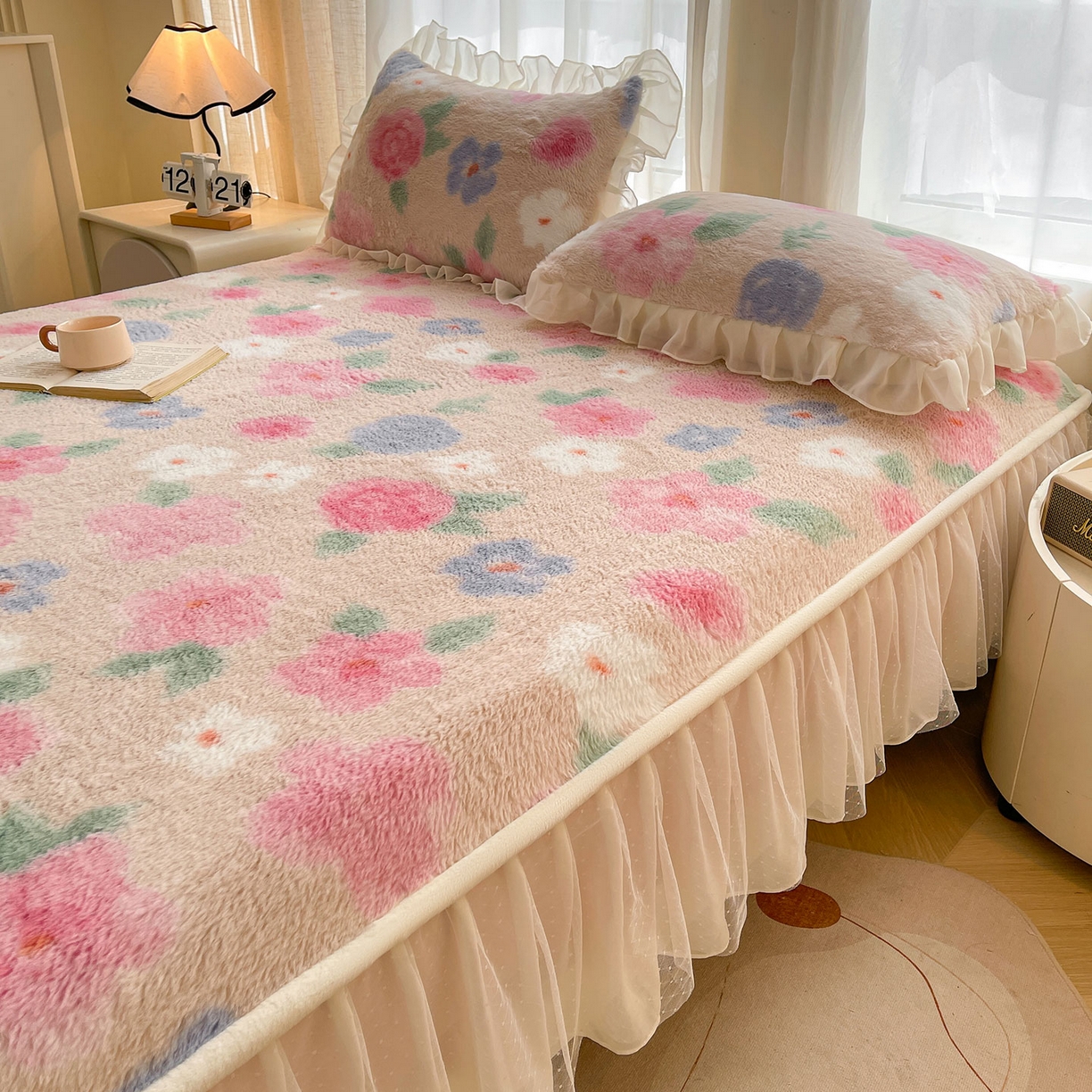 91家纺网 家纺一手货源 找家纺 喜居 2025新款法式兔毛绒双层花边床裙款床笠 花海-粉