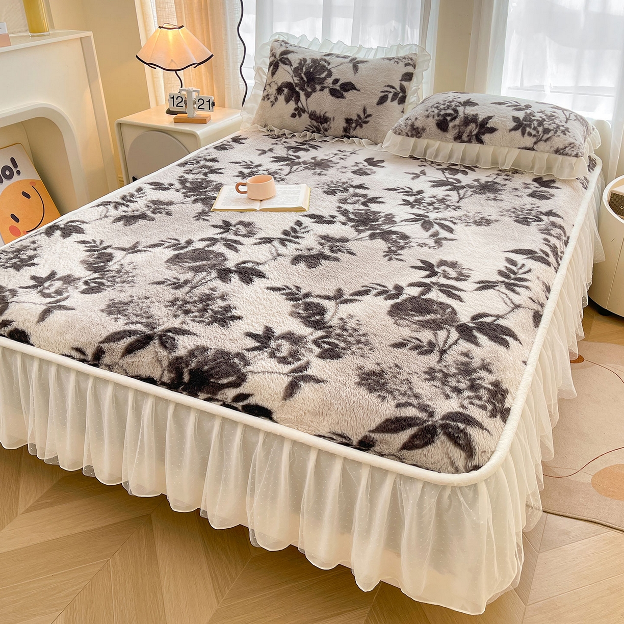 91家纺网 家纺一手货源 找家纺 喜居 2025新款法式兔毛绒双层花边床裙款床笠 法式繁华