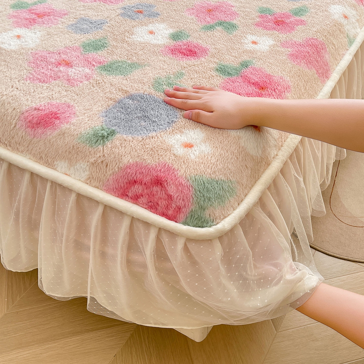 91家纺网 家纺一手货源 找家纺 喜居 2025新款法式兔毛绒双层花边床裙款床笠 花海-粉