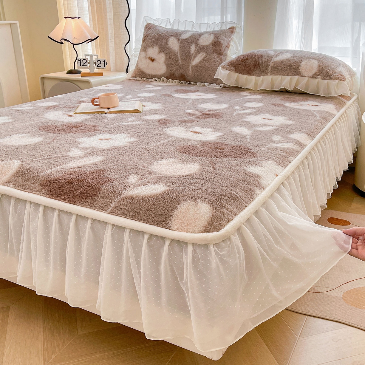 91家纺网 家纺一手货源 找家纺 （总）喜居 2025新款法式兔毛绒双层花边床裙款床笠