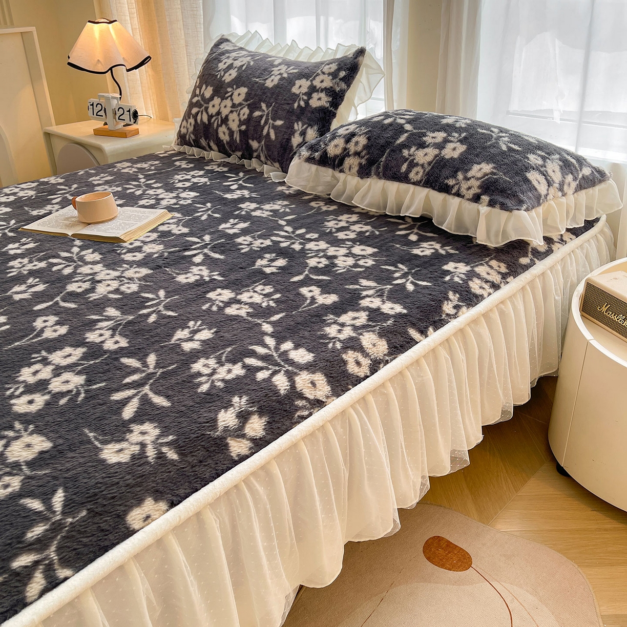 91家纺网 家纺一手货源 找家纺 喜居 2025新款法式兔毛绒双层花边床裙款床笠 山茶花