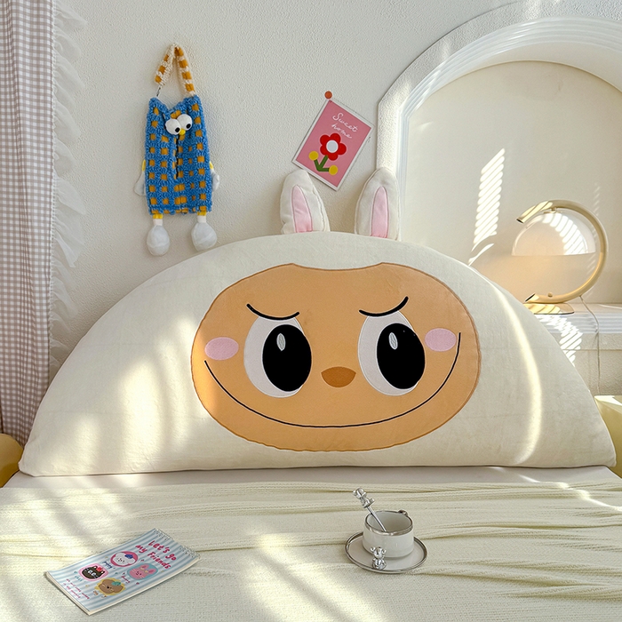 91家纺网 家纺一手货源 找家纺 乐坊 2025新款牛奶绒床头大靠背 甜萌仔-米白