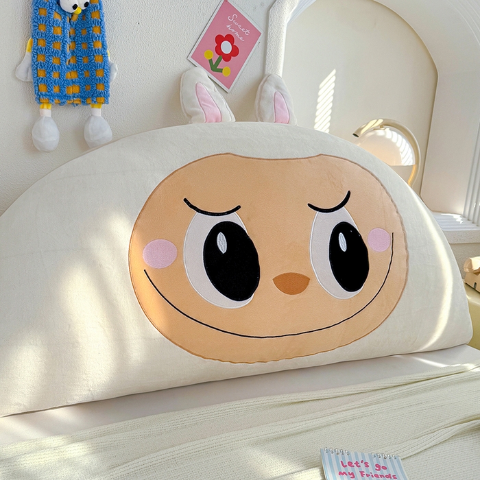 91家纺网 家纺一手货源 找家纺 乐坊 2025新款牛奶绒床头大靠背 甜萌仔-米白