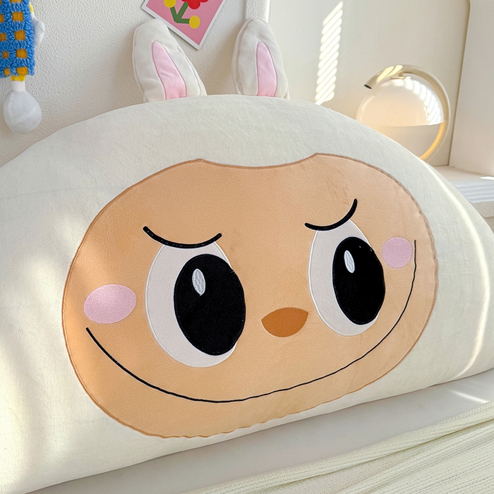 91家纺网 家纺一手货源 找家纺 乐坊 2025新款牛奶绒床头大靠背 甜萌仔-米白