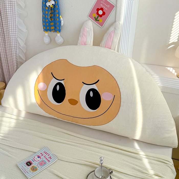 91家纺网 家纺一手货源 找家纺 乐坊 2025新款牛奶绒床头大靠背 甜萌仔-米白