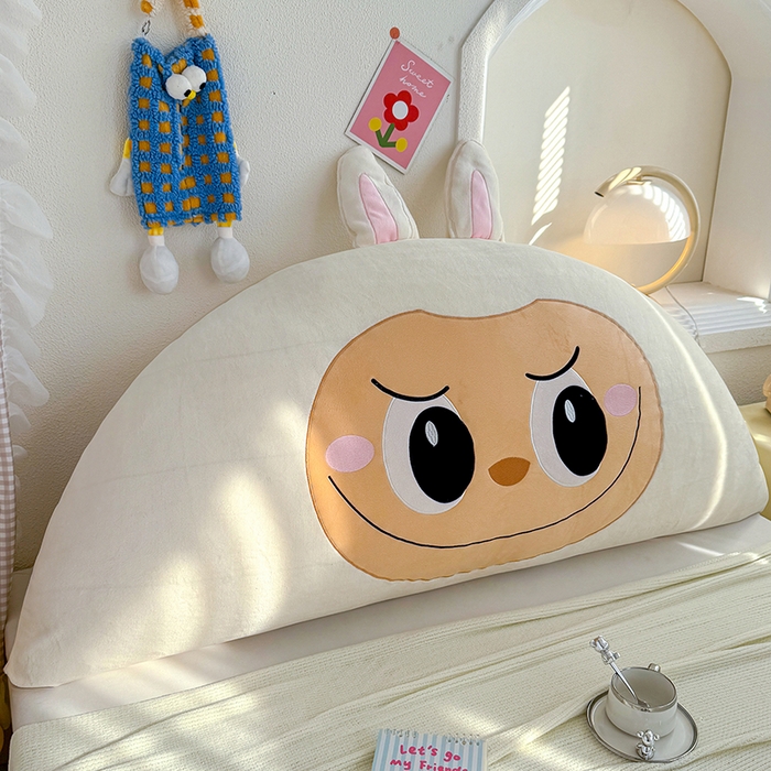 91家纺网 家纺一手货源 找家纺 乐坊 2025新款牛奶绒床头大靠背 甜萌仔-米白