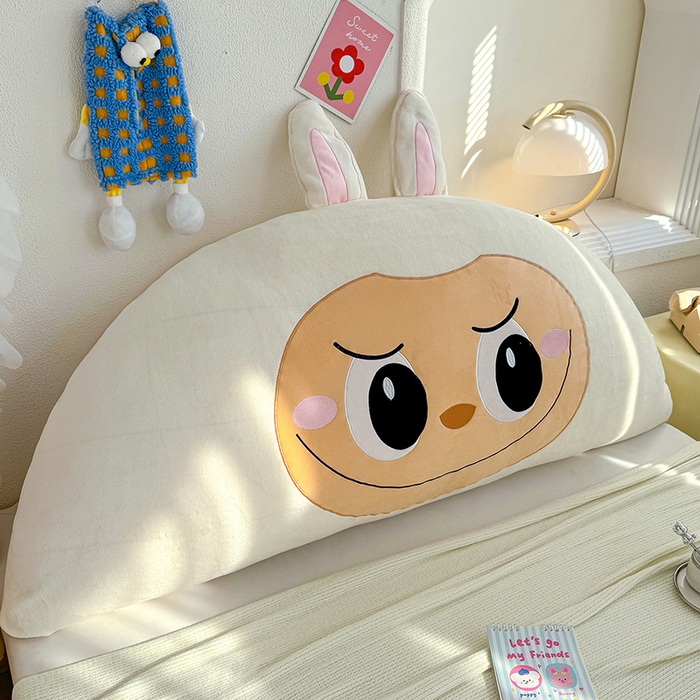 91家纺网 家纺一手货源 找家纺 乐坊 2025新款牛奶绒床头大靠背 甜萌仔-米白