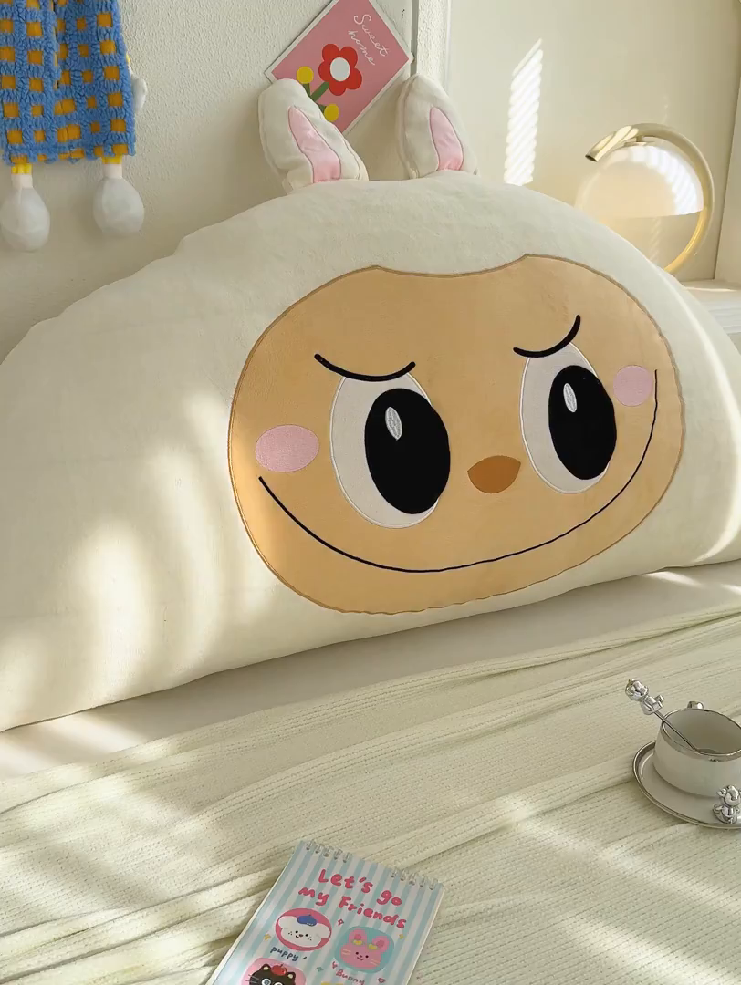 91家纺网 家纺一手货源 找家纺 乐坊 2025新款牛奶绒床头大靠背 甜萌仔-米白