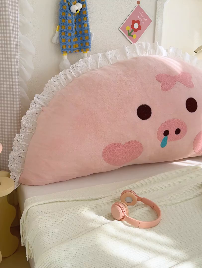 91家纺网 家纺一手货源 找家纺 乐坊 2025新款牛奶绒床头大靠背 可爱猪猪-粉
