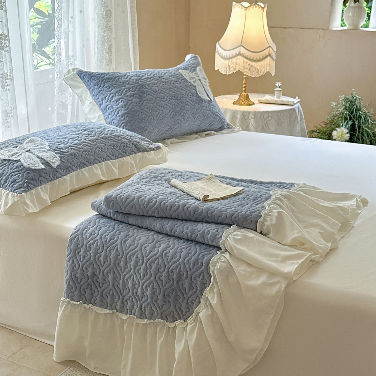 91家纺网 家纺一手货源 找家纺 （总）梵克保罗 2025新款亲肤舒适牛奶绒花边床盖四件套