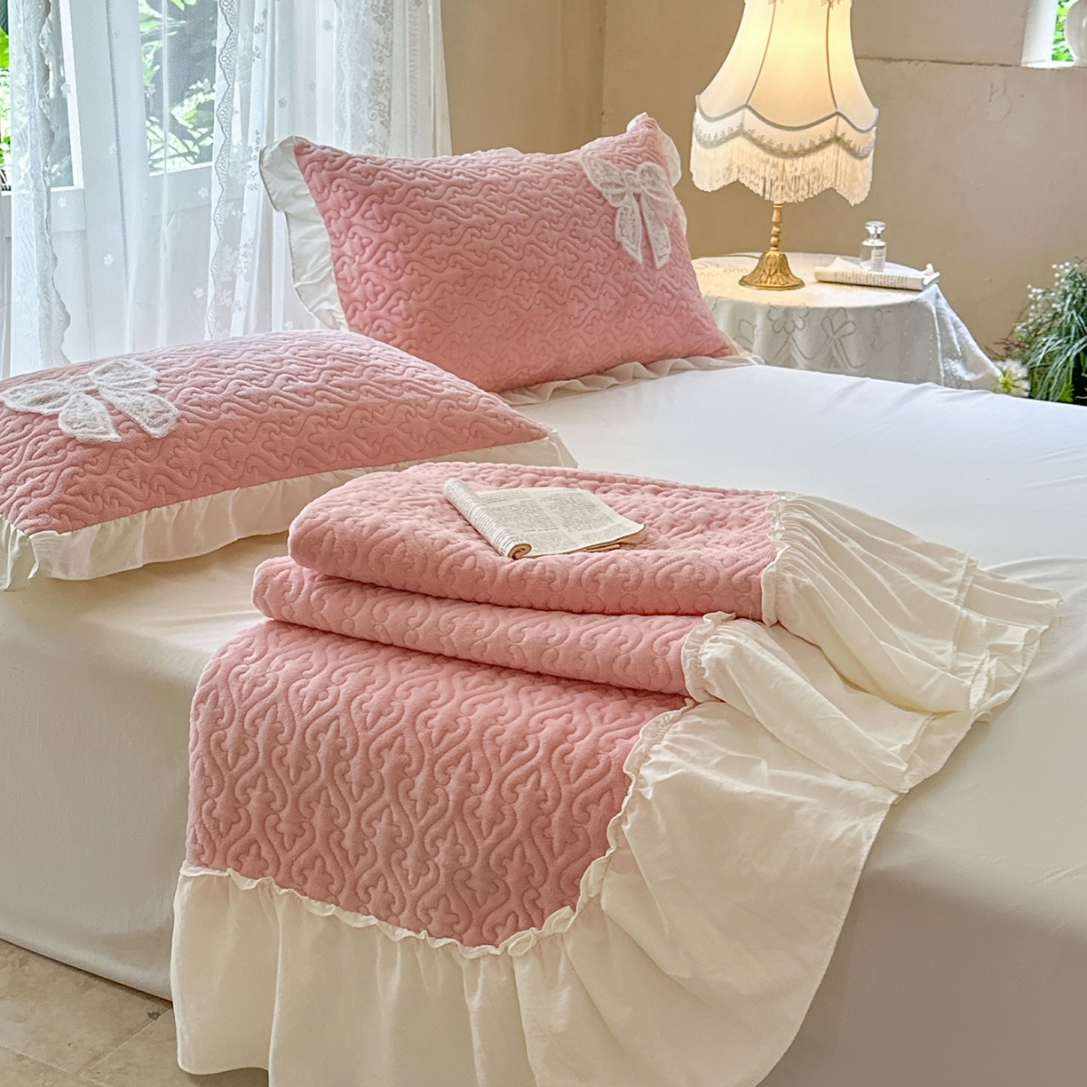 91家纺网 家纺一手货源 找家纺 梵克保罗 2025新款亲肤舒适牛奶绒花边床盖四件套 玉芙蓉