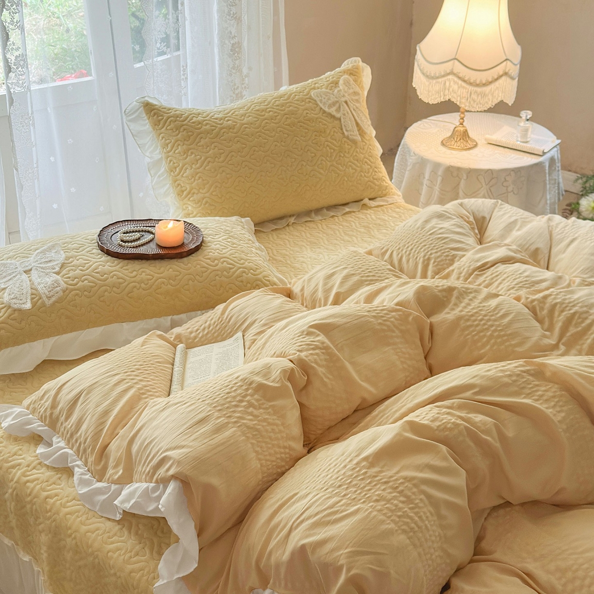 91家纺网 家纺一手货源 找家纺 梵克保罗 2025新款亲肤舒适牛奶绒花边床盖四件套 奶黄