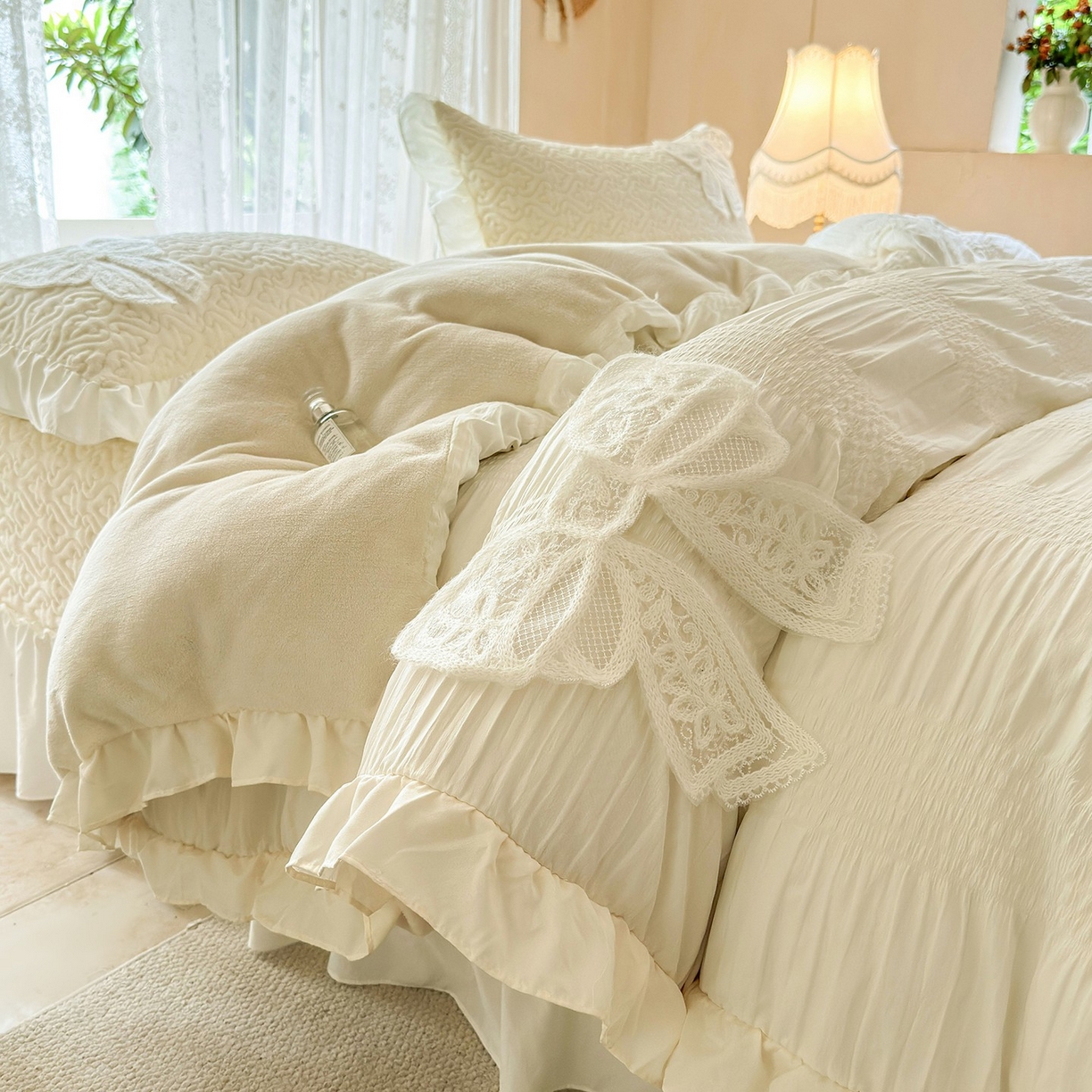 91家纺网 家纺一手货源 找家纺 梵克保罗 2025新款亲肤舒适牛奶绒花边床盖四件套 浅米