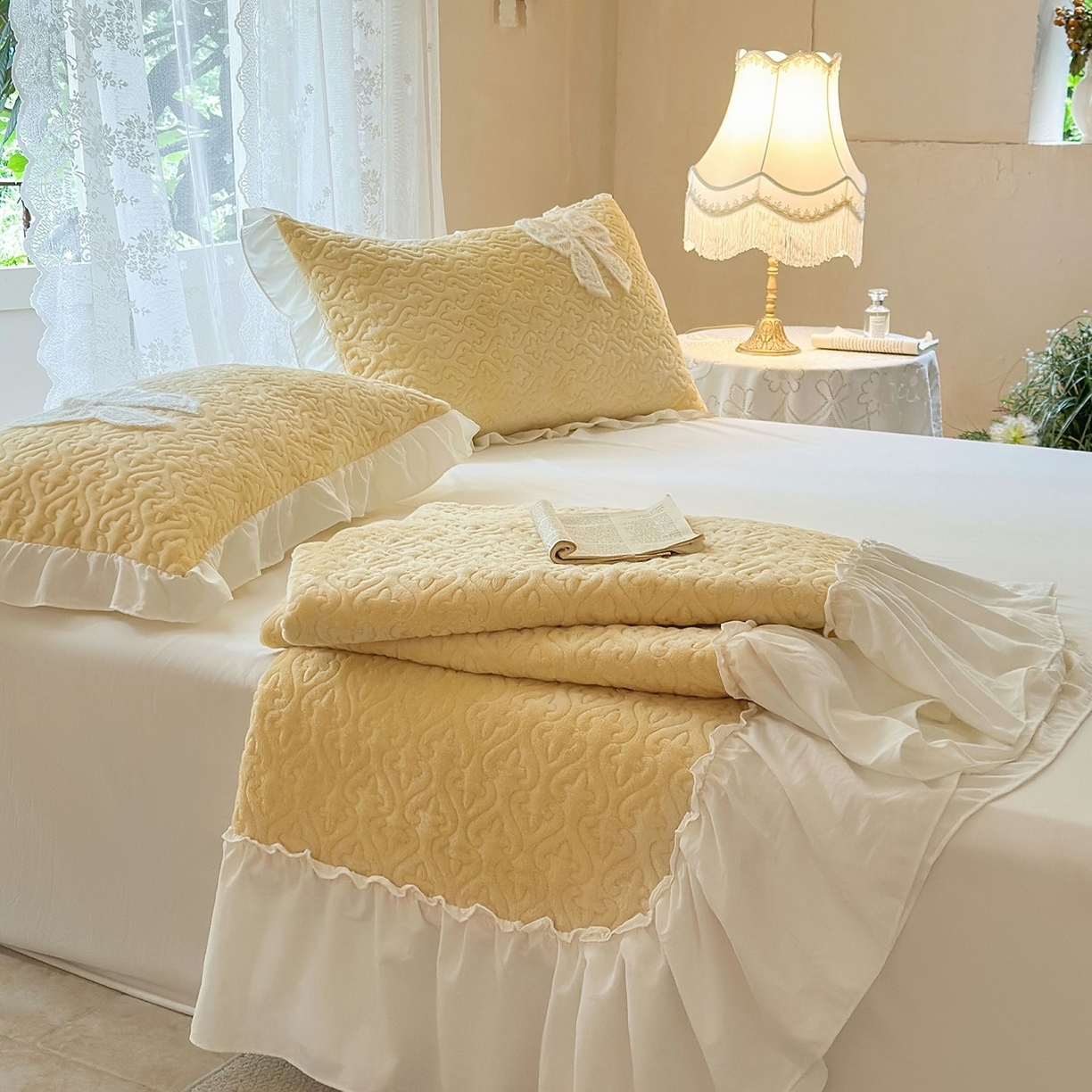 91家纺网 家纺一手货源 找家纺 梵克保罗 2025新款亲肤舒适牛奶绒花边床盖四件套 奶黄