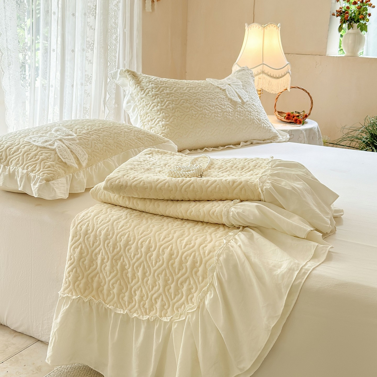 91家纺网 家纺一手货源 找家纺 梵克保罗 2025新款亲肤舒适牛奶绒花边床盖四件套 浅米