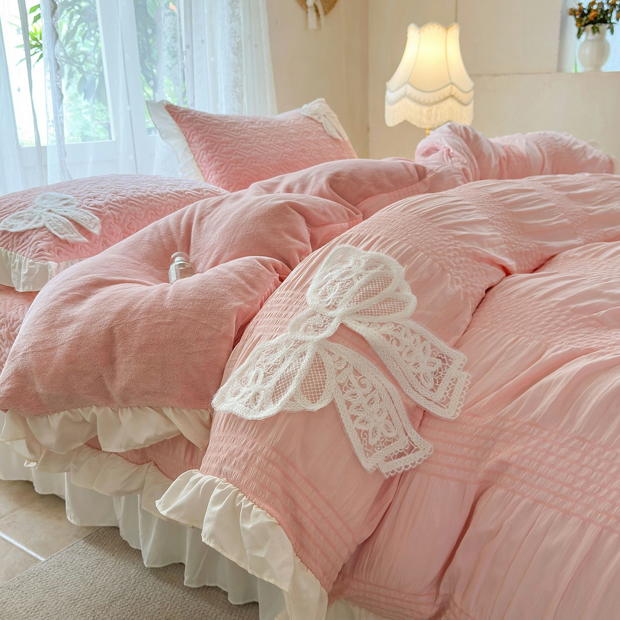 91家纺网 家纺一手货源 找家纺 梵克保罗 2025新款亲肤舒适牛奶绒花边床盖四件套 玉芙蓉