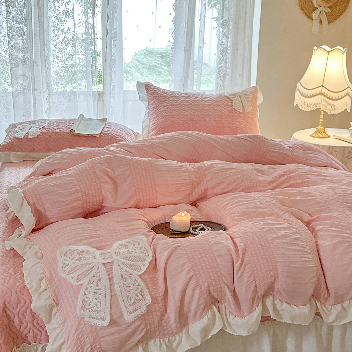 91家纺网 家纺一手货源 找家纺 梵克保罗 2025新款亲肤舒适牛奶绒花边床盖四件套 玉芙蓉