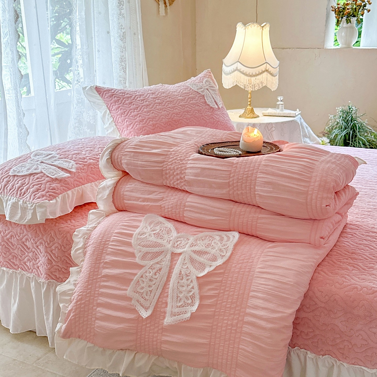 91家纺网 家纺一手货源 找家纺 梵克保罗 2025新款亲肤舒适牛奶绒花边床盖四件套 玉芙蓉