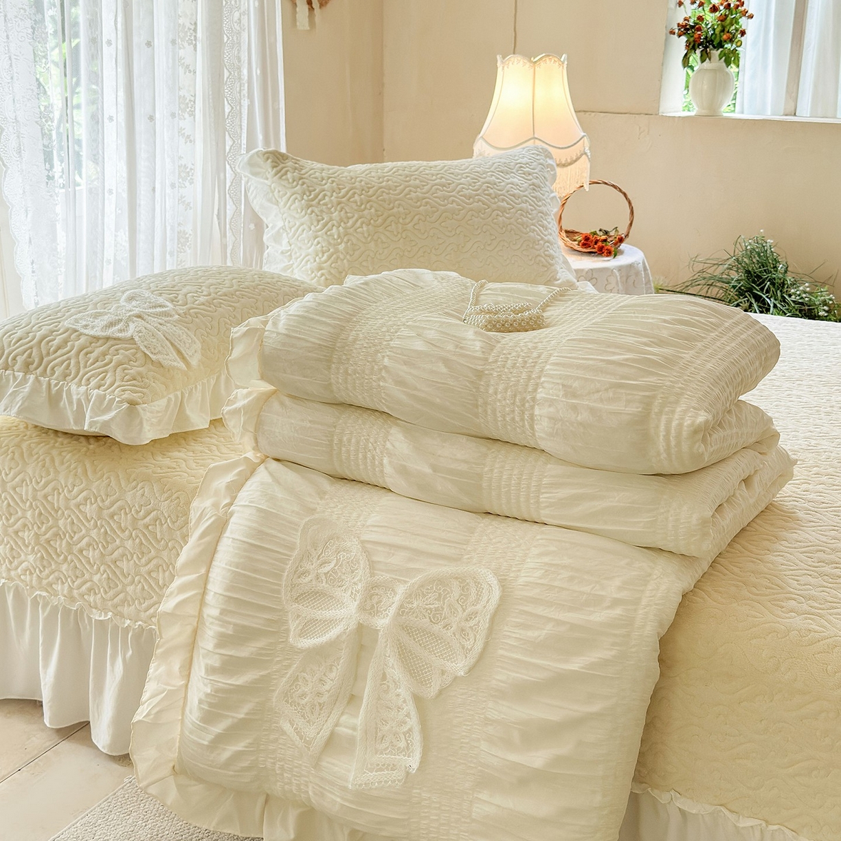 91家纺网 家纺一手货源 找家纺 梵克保罗 2025新款亲肤舒适牛奶绒花边床盖四件套 浅米