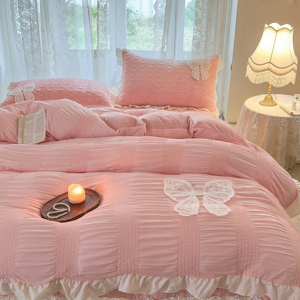 91家纺网 家纺一手货源 找家纺 梵克保罗 2025新款亲肤舒适牛奶绒花边床盖四件套 玉芙蓉