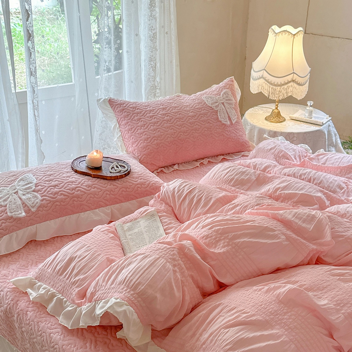 91家纺网 家纺一手货源 找家纺 梵克保罗 2025新款亲肤舒适牛奶绒花边床盖四件套 玉芙蓉