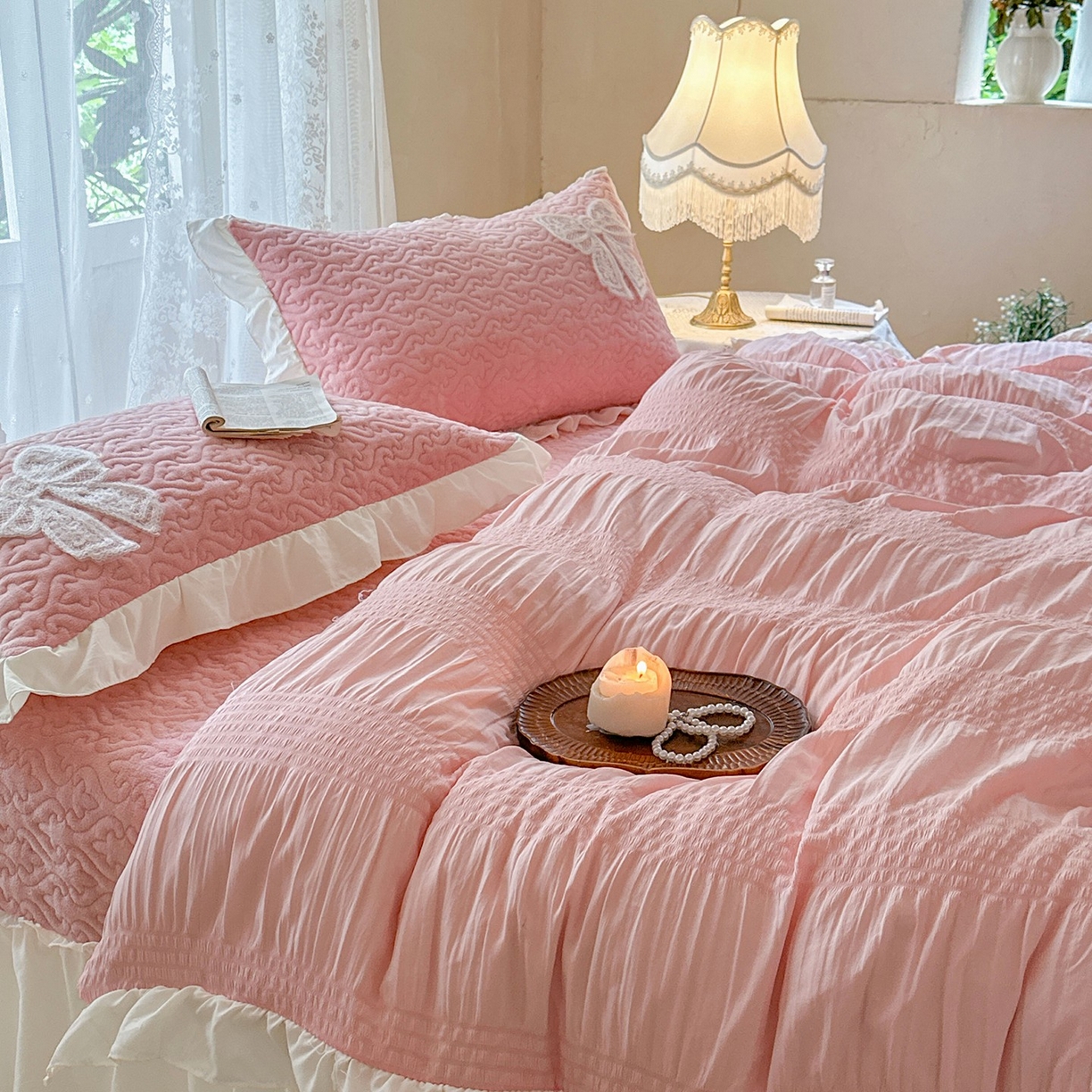 91家纺网 家纺一手货源 找家纺 梵克保罗 2025新款亲肤舒适牛奶绒花边床盖四件套 玉芙蓉