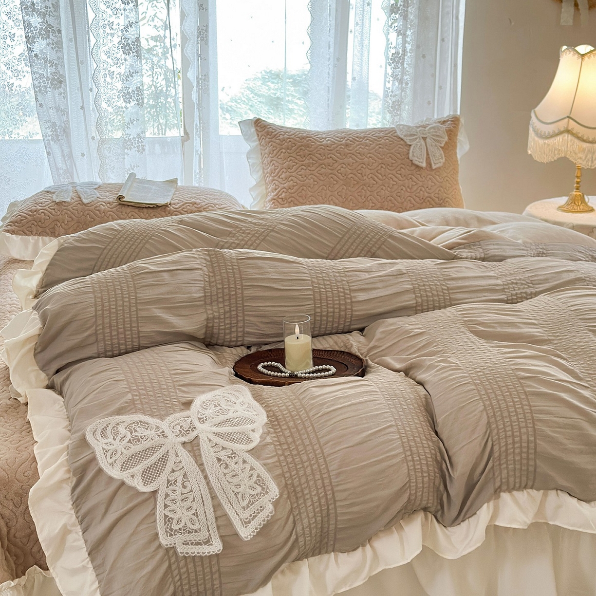 91家纺网 家纺一手货源 找家纺 梵克保罗 2025新款亲肤舒适牛奶绒花边床盖四件套 奶茶