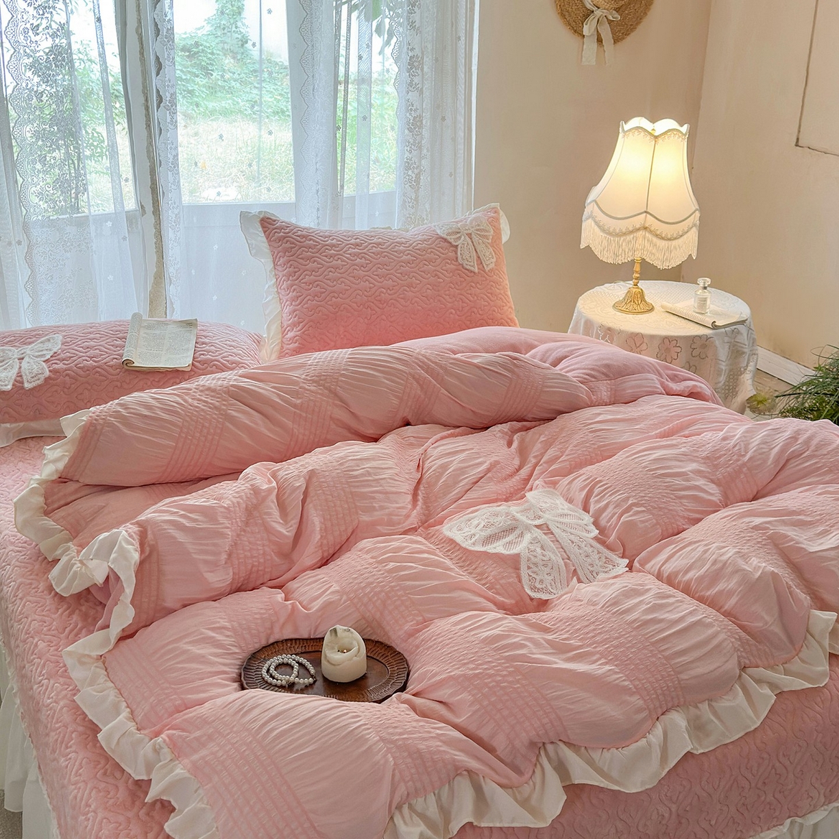 91家纺网 家纺一手货源 找家纺 梵克保罗 2025新款亲肤舒适牛奶绒花边床盖四件套 玉芙蓉