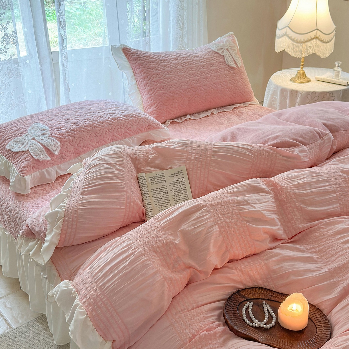 91家纺网 家纺一手货源 找家纺 梵克保罗 2025新款亲肤舒适牛奶绒花边床盖四件套 玉芙蓉