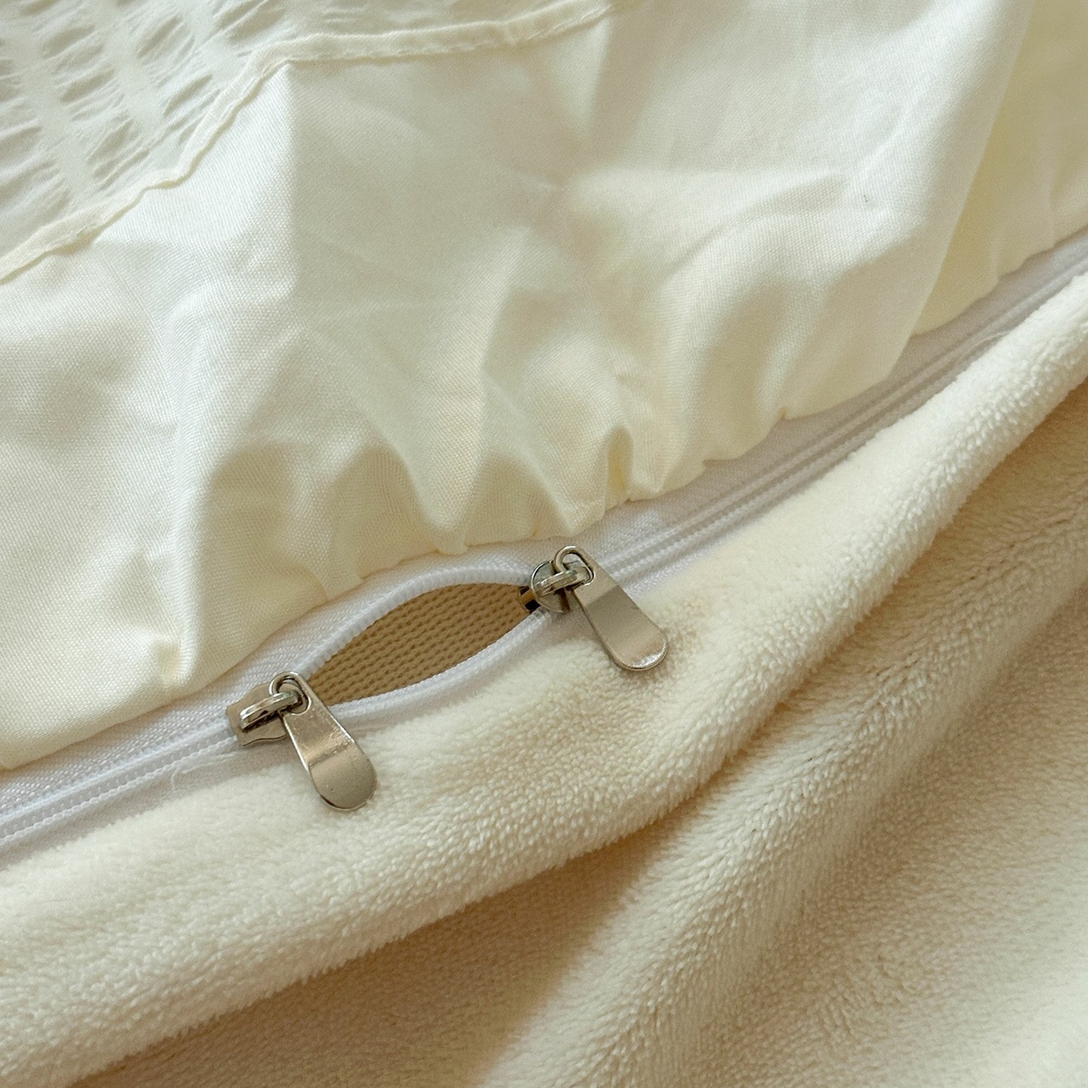 91家纺网 家纺一手货源 找家纺 梵克保罗 2025新款亲肤舒适牛奶绒花边床盖四件套 浅米