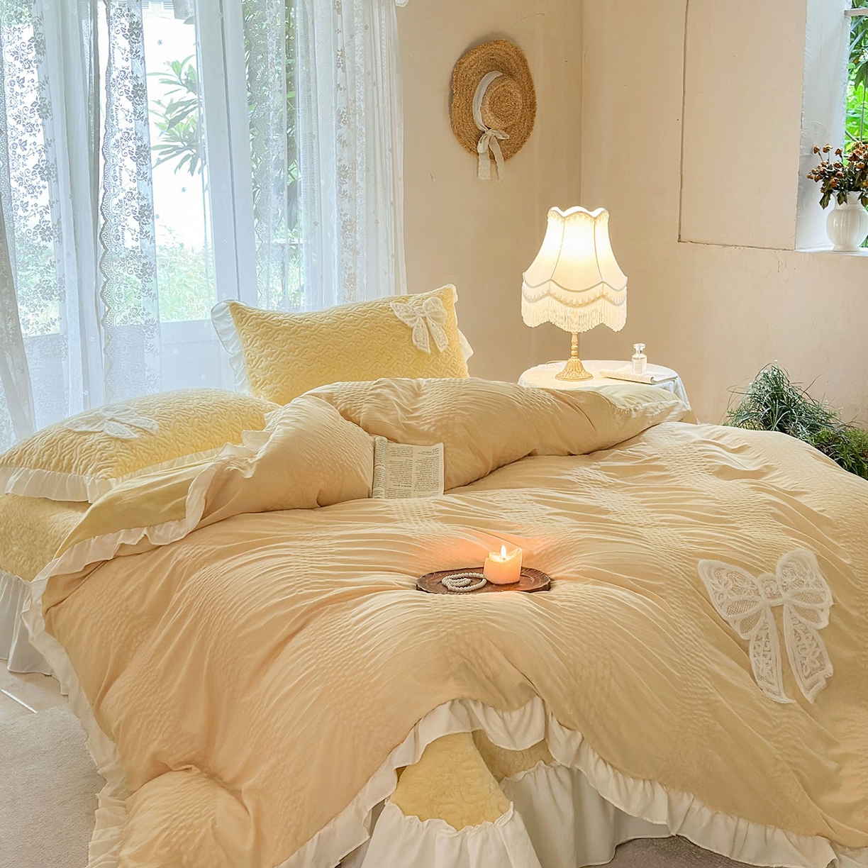 91家纺网 家纺一手货源 找家纺 梵克保罗 2025新款亲肤舒适牛奶绒花边床盖四件套 奶黄