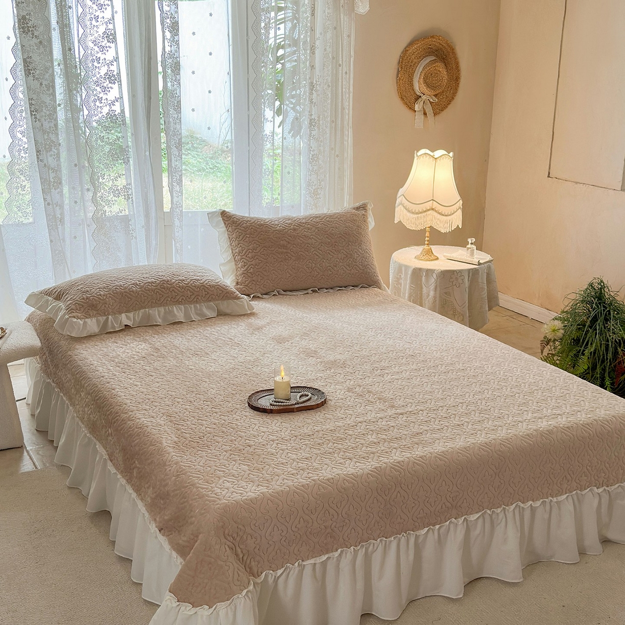 91家纺网 家纺一手货源 找家纺 梵克保罗 2025新款亲肤舒适牛奶绒花边床盖四件套 奶茶