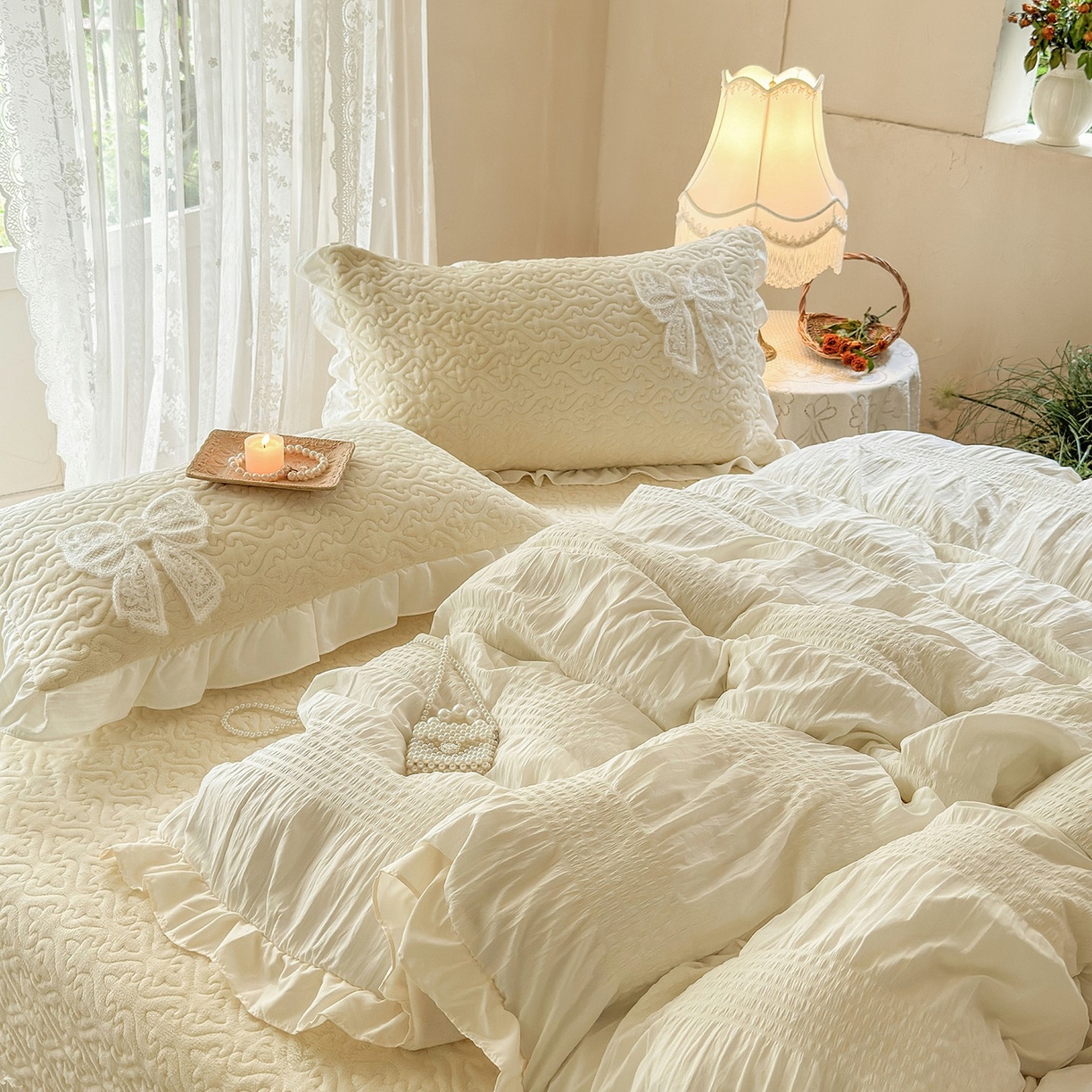 91家纺网 家纺一手货源 找家纺 梵克保罗 2025新款亲肤舒适牛奶绒花边床盖四件套 浅米