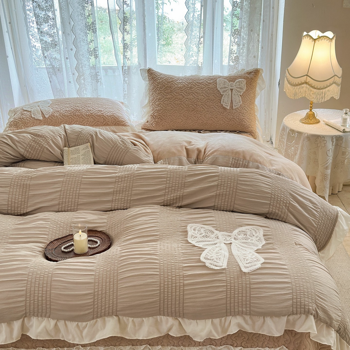 91家纺网 家纺一手货源 找家纺 梵克保罗 2025新款亲肤舒适牛奶绒花边床盖四件套 奶茶