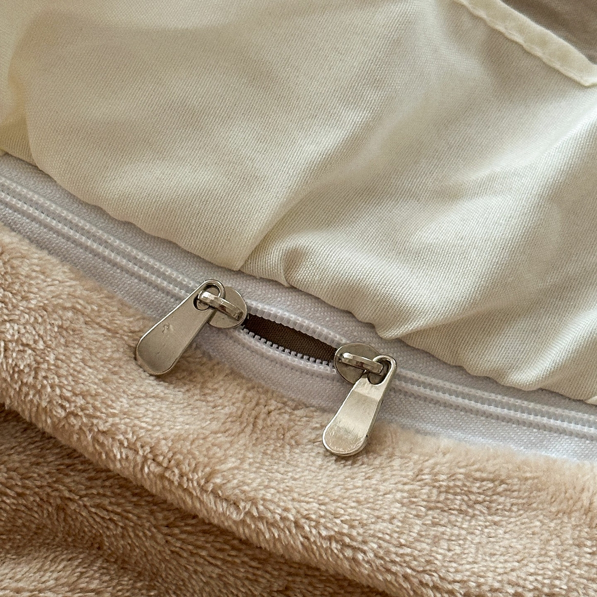 91家纺网 家纺一手货源 找家纺 梵克保罗 2025新款亲肤舒适牛奶绒花边床盖四件套 奶茶