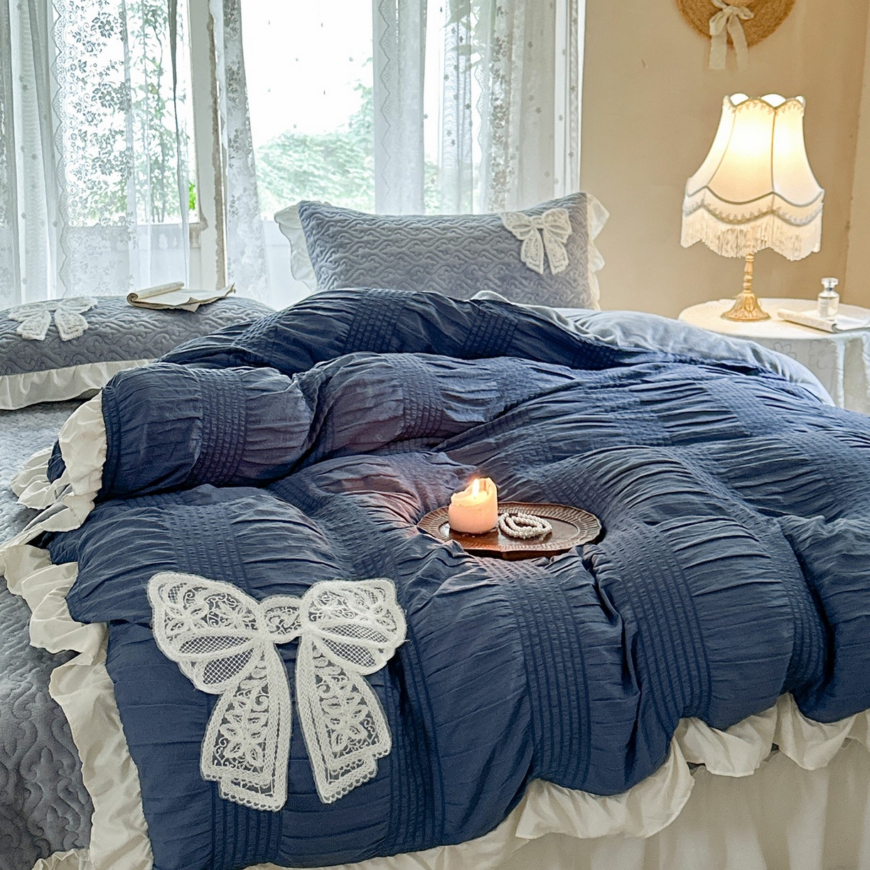 91家纺网 家纺一手货源 找家纺 梵克保罗 2025新款亲肤舒适牛奶绒花边床盖四件套 海盐蓝