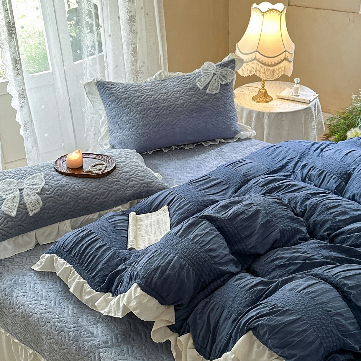 91家纺网 家纺一手货源 找家纺 梵克保罗 2025新款亲肤舒适牛奶绒花边床盖四件套 海盐蓝