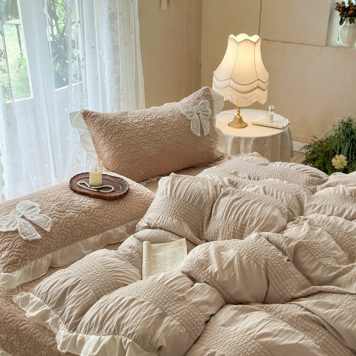 91家纺网 家纺一手货源 找家纺 梵克保罗 2025新款亲肤舒适牛奶绒花边床盖四件套 奶茶