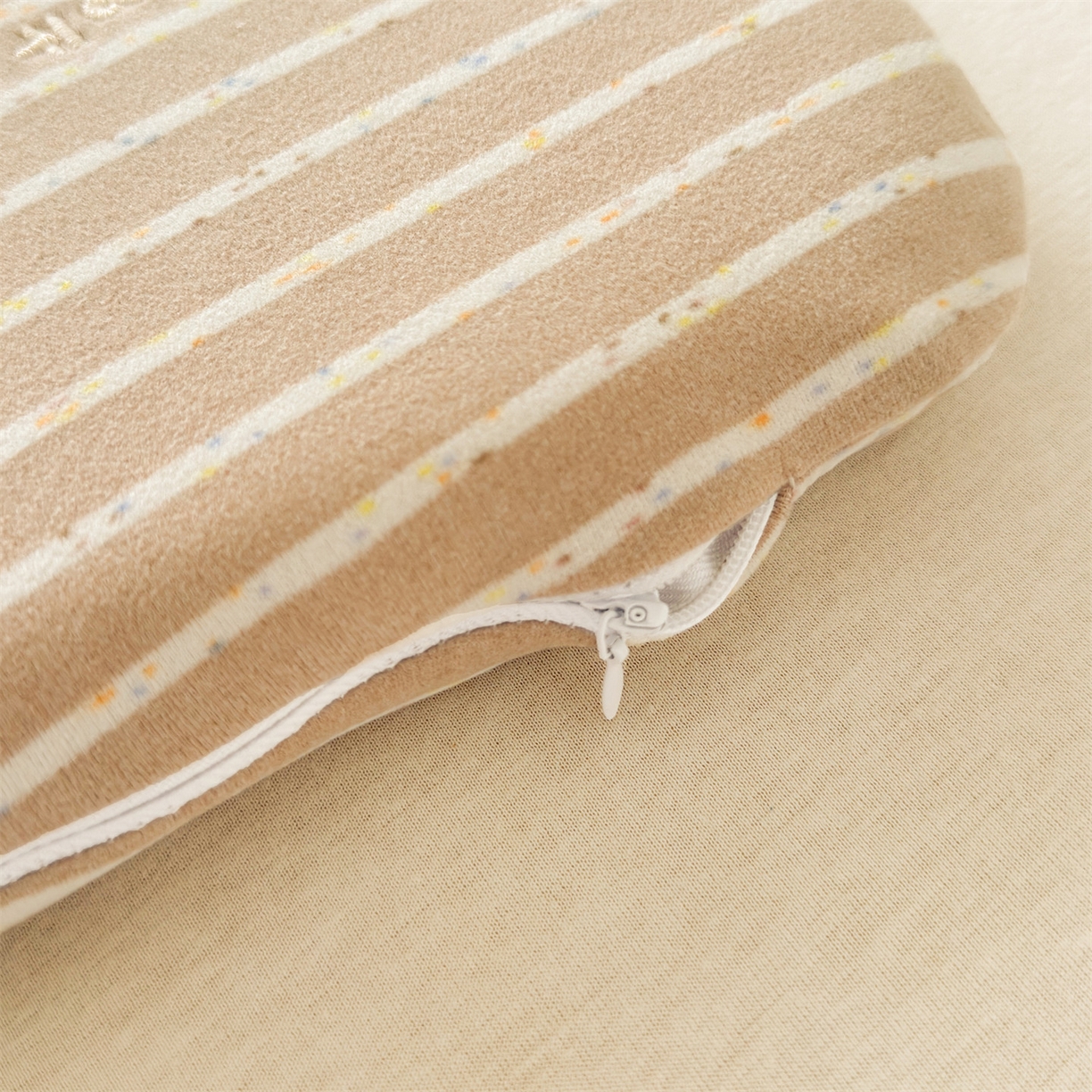 91家纺网 家纺一手货源 找家纺 （总）麦肯锡 2025新款卡通刺绣婴童记忆枕  枕头枕芯