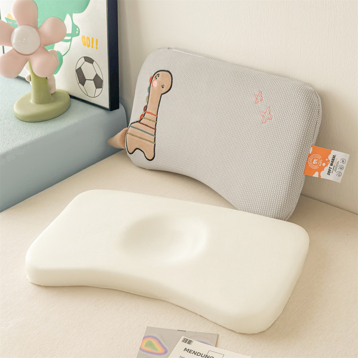 91家纺网 家纺一手货源 找家纺 （总）麦肯锡 2025新款卡通小恐龙婴童记忆枕 枕头枕芯