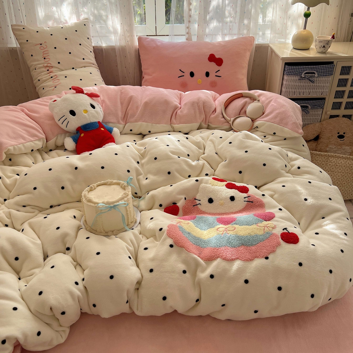 91家纺网 家纺一手货源 找家纺 顾里家纺 2025秋冬新款童趣毛巾绣印花牛奶绒四件套 波点蛋糕猫