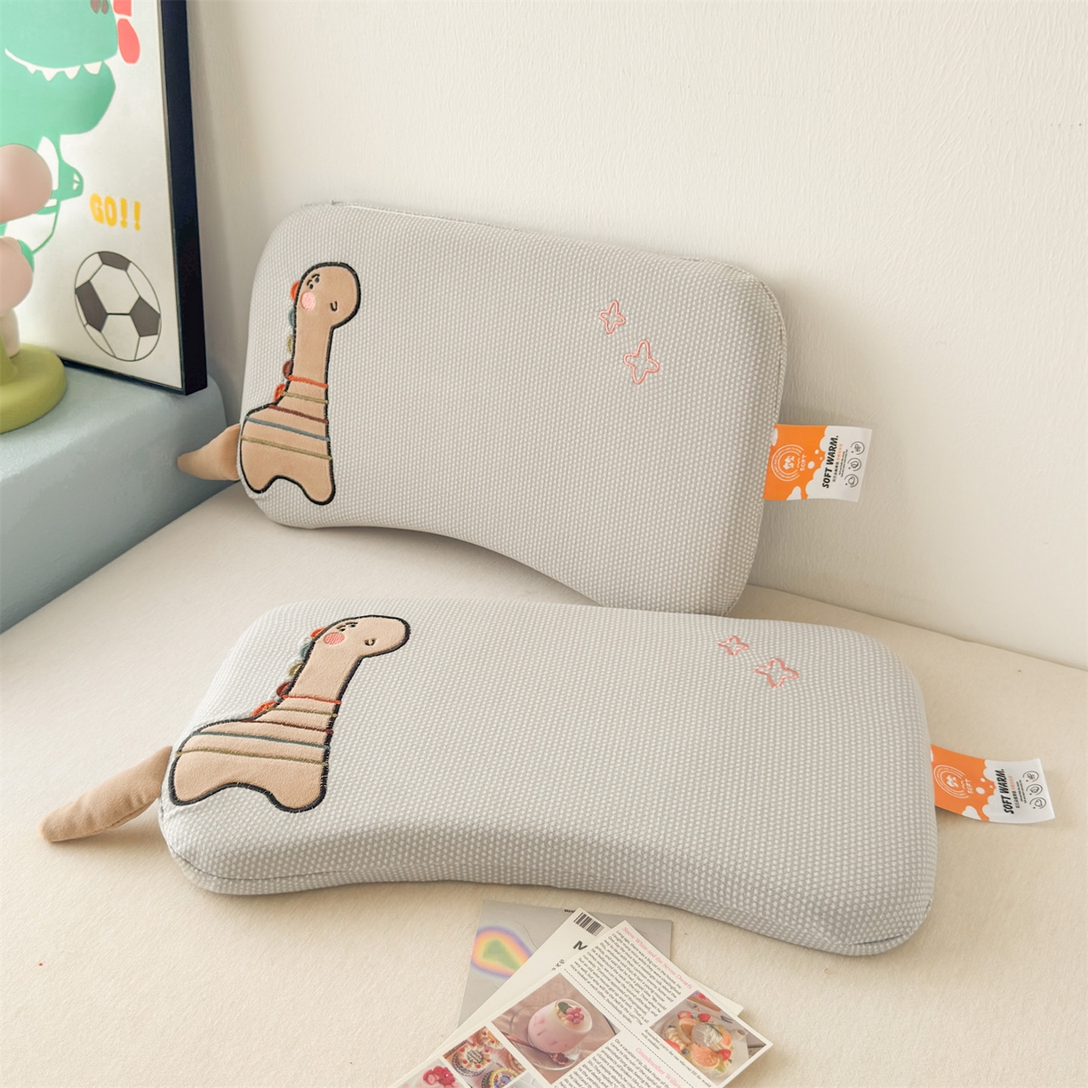 91家纺网 家纺一手货源 找家纺 麦肯锡 2025新款卡通小恐龙婴童记忆枕 枕头枕芯 灰色/只