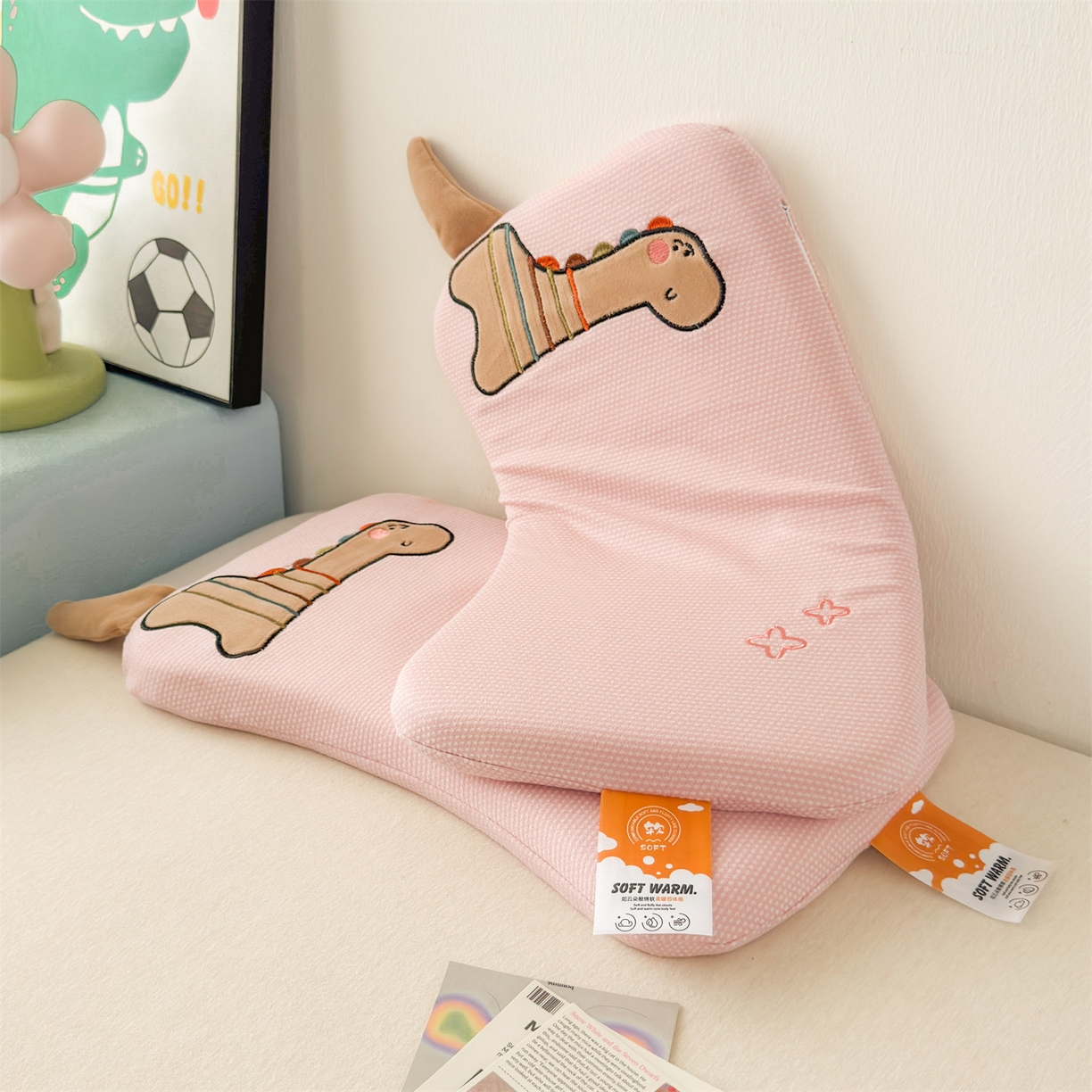 91家纺网 家纺一手货源 找家纺 麦肯锡 2025新款卡通小恐龙婴童记忆枕 枕头枕芯 粉色/只