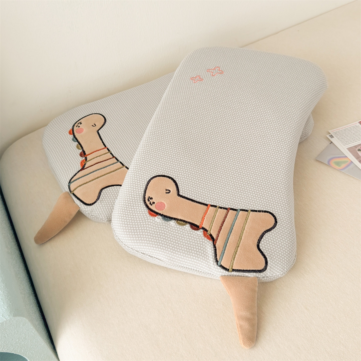 91家纺网 家纺一手货源 找家纺 麦肯锡 2025新款卡通小恐龙婴童记忆枕 枕头枕芯 灰色/只