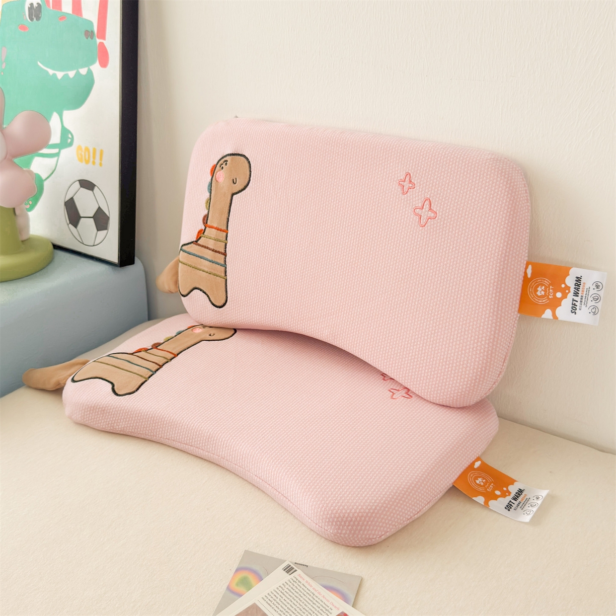 91家纺网 家纺一手货源 找家纺 麦肯锡 2025新款卡通小恐龙婴童记忆枕 枕头枕芯 粉色/对