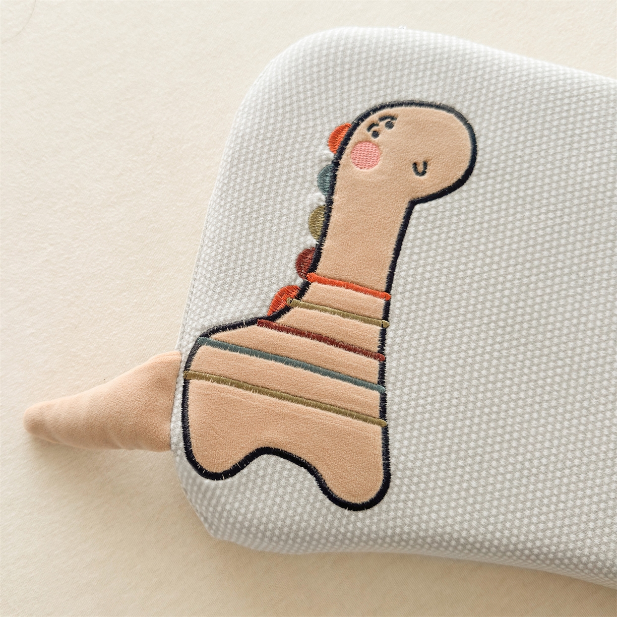 91家纺网 家纺一手货源 找家纺 麦肯锡 2025新款卡通小恐龙婴童记忆枕 枕头枕芯 灰色/只