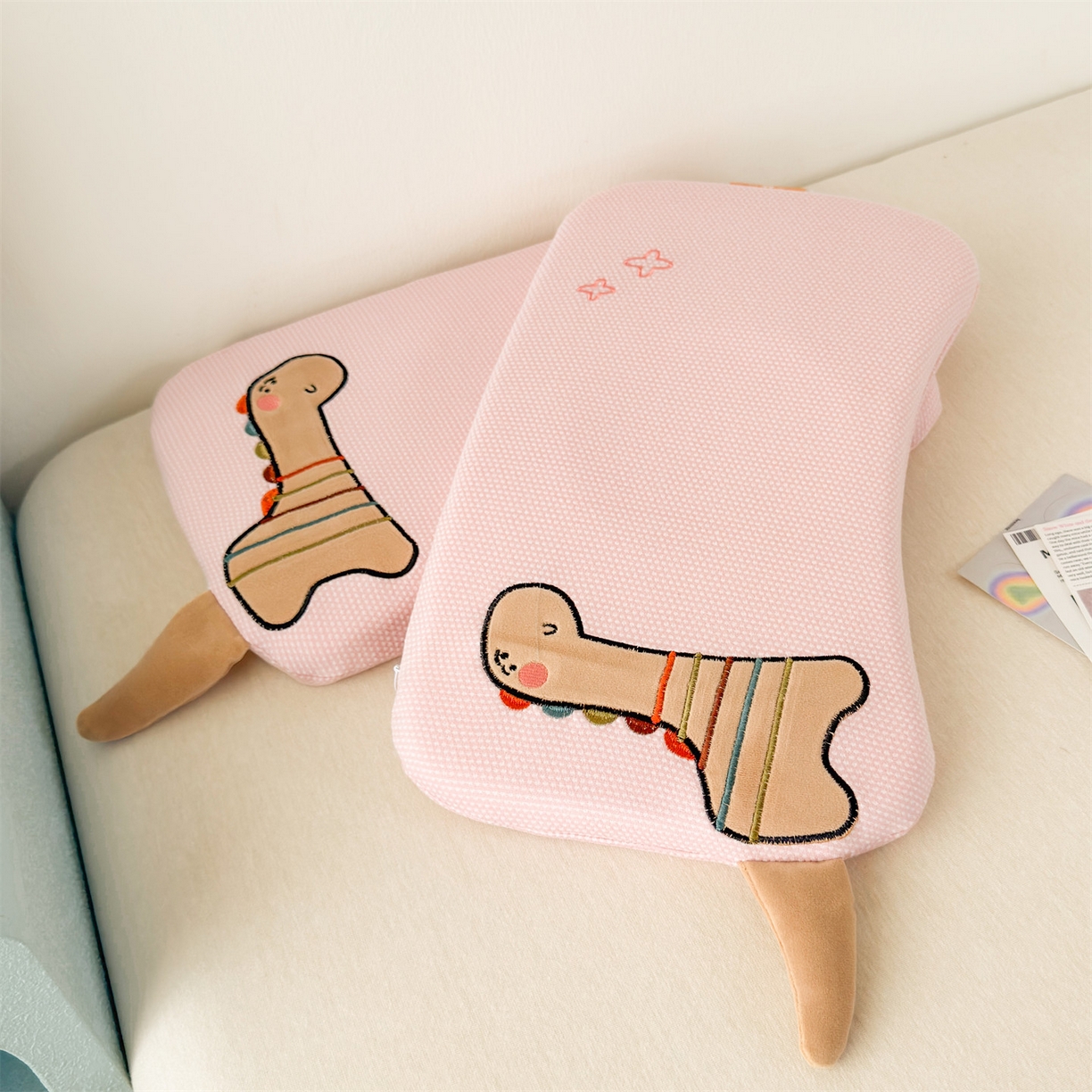 91家纺网 家纺一手货源 找家纺 麦肯锡 2025新款卡通小恐龙婴童记忆枕 枕头枕芯 粉色/对