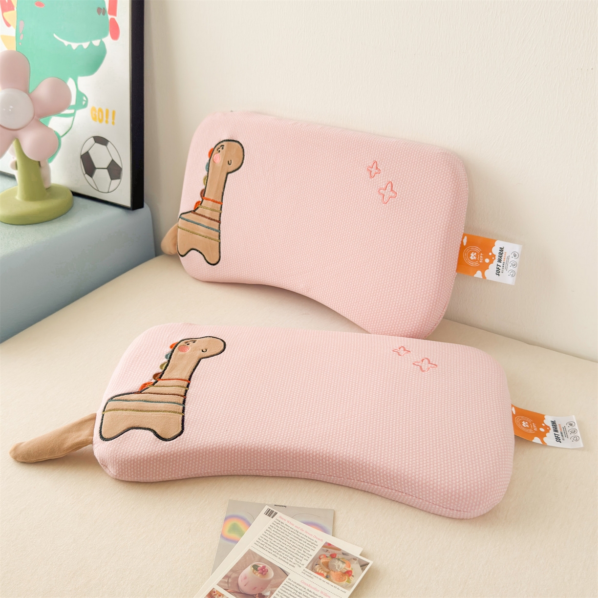 91家纺网 家纺一手货源 找家纺 麦肯锡 2025新款卡通小恐龙婴童记忆枕 枕头枕芯 粉色/对