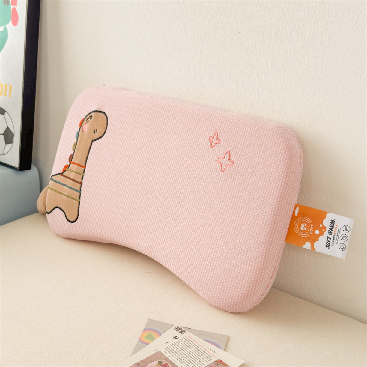 91家纺网 家纺一手货源 找家纺 麦肯锡 2025新款卡通小恐龙婴童记忆枕 枕头枕芯 粉色/只